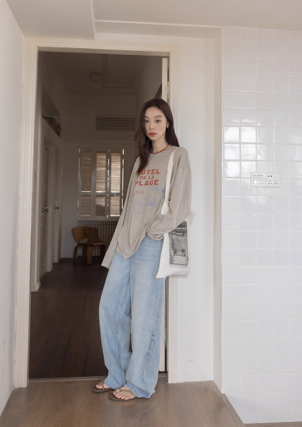 リントTシャツ × デニムパンツ