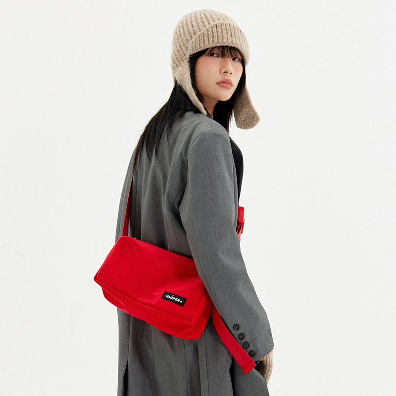 ビビッドレッドのショルダーバッグ