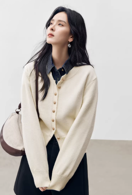 なめらかな編み地が際立つニットカーディガンの商品画像