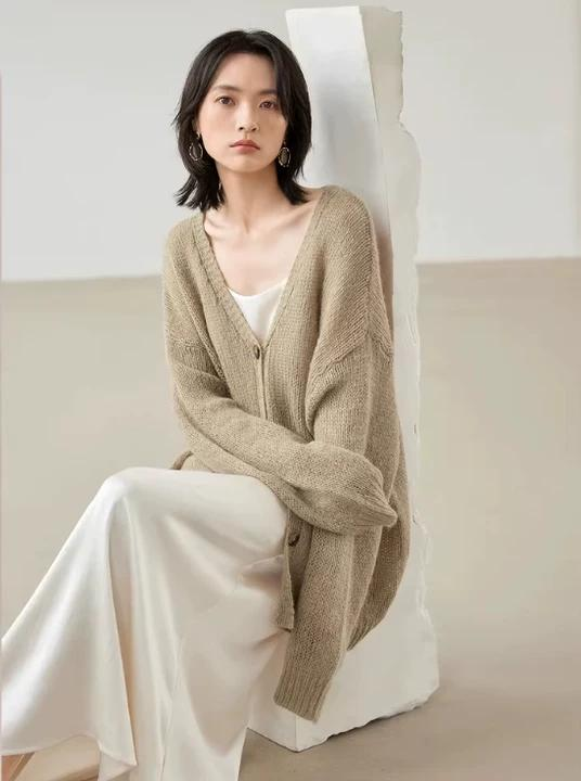 ナチュラルベージュVネックカーディガンの商品画像