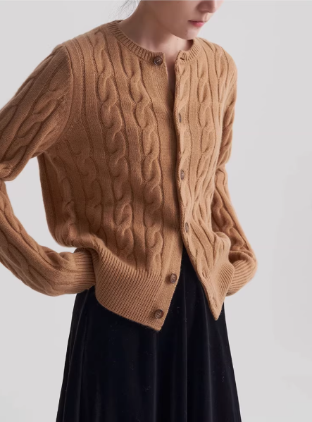 ケーブル編みクルーネックカーディガンの商品画像