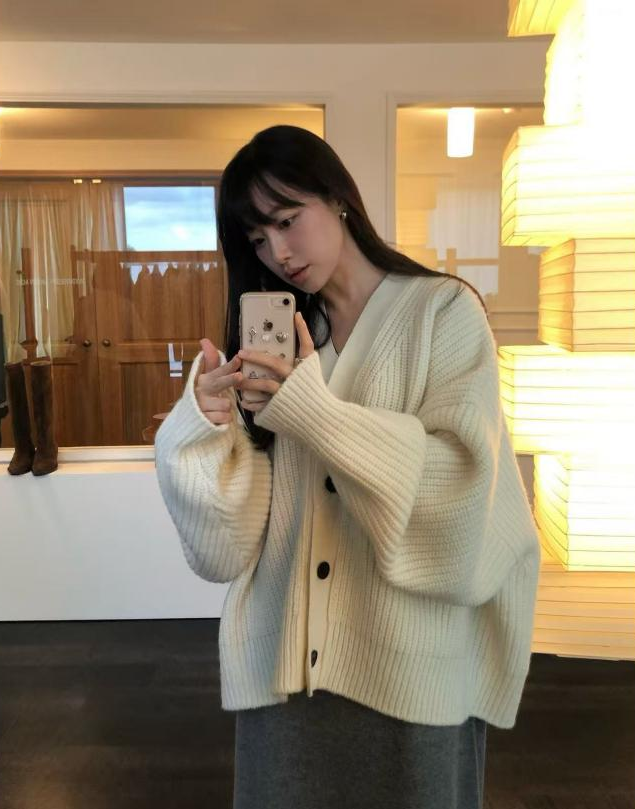 ボリュームスリーブ ニットカーディガンの商品画像