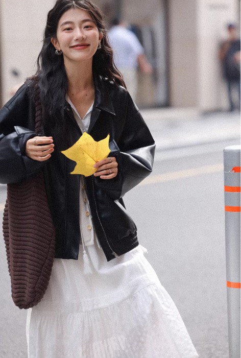 ホワイトロングワンピース × レザージャケット × 休日バッグ組み合わせ