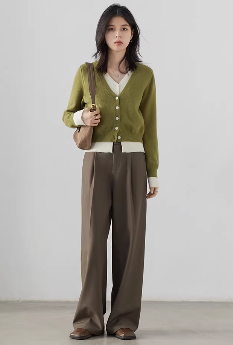 ニットカーディガン × 落ち感スラックスの組み合わせ