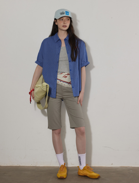 ブルーのオープンカラー風シャツ×ハーフパンツ×キャップ×スニーカーのコーディネート例