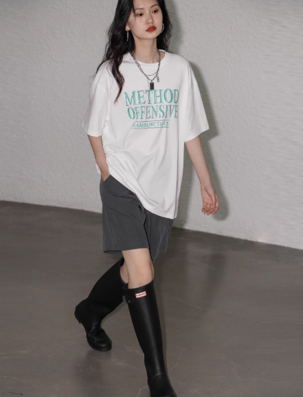 ビッグロゴTシャツ×ハーフパンツ×ロングブーツコーディネート例