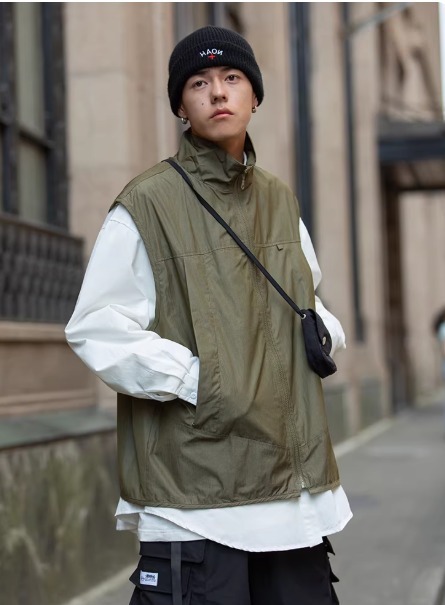 ロングTシャツ×ミリタリー風ベストコーディネート例