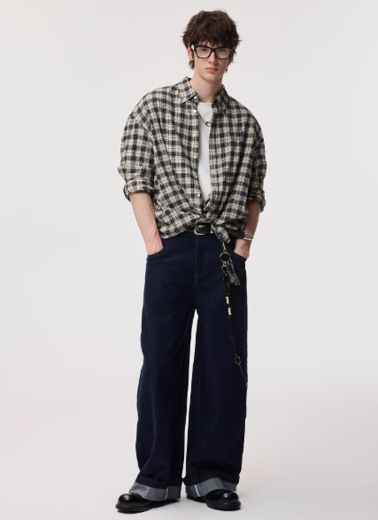 チェックシャツ×白Tシャツ×濃紺デニムパンツ×チェーンアクセサリーコーディネート例