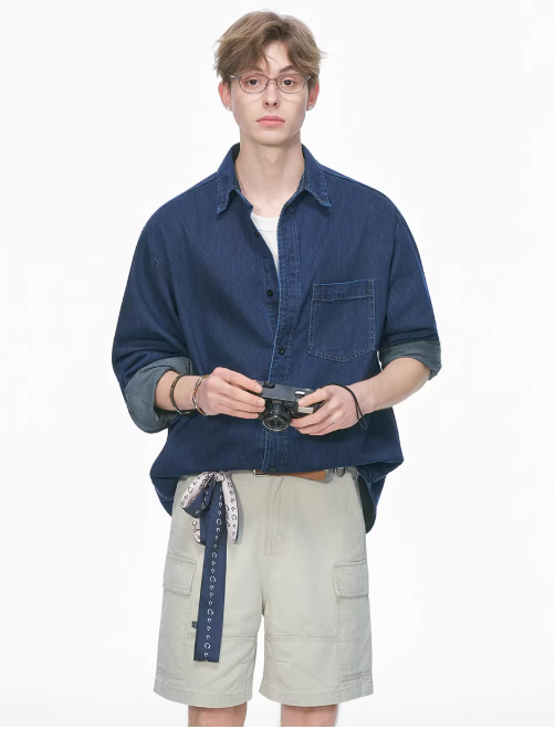 インディゴカラーデニムシャツ×白Tシャツ×カーゴポケット付きショートパンツ×バンダナコーディネート例