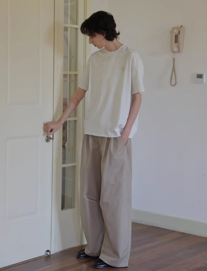 ベージュカラーワイドパンツのコーディネート例