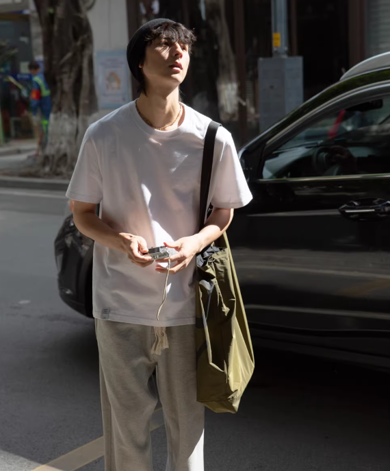 白Tシャツ×スウェットパンツ×トートバッグコーディネート例