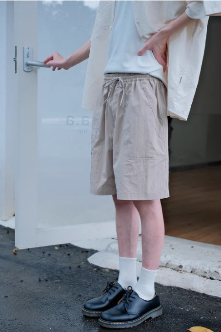 リラックスショートパンツ ×開襟シャツ×ホワイトシャツコーディネート例