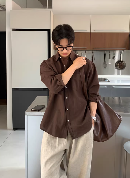 リネンシャツ×ワイドパンツ×レザー小物コーディネート例