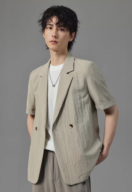 テーラードジャケット×ホワイトシャツコーディネート例