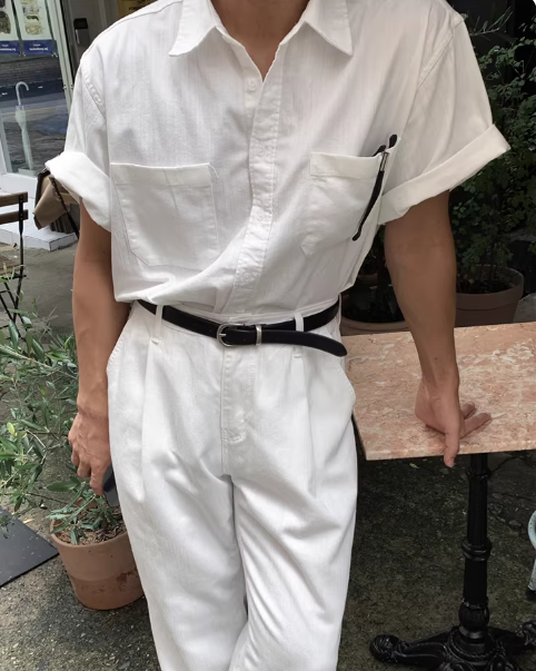 リネン半袖シャツ×スラックス系パンツコーディネート例