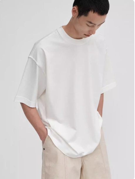 リラックスシルエットTシャツ×ベージュパンツコーディネート例