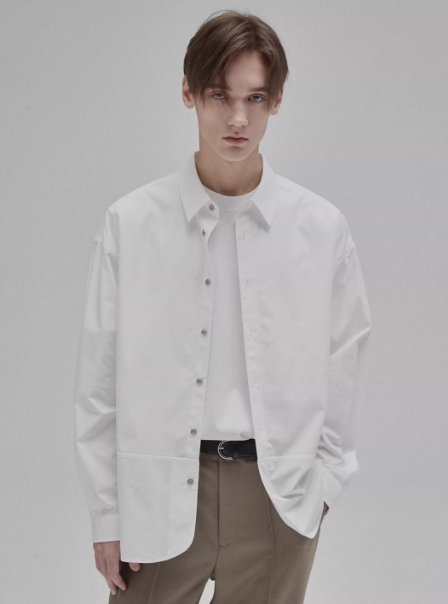 ホワイトシャツ×ホワイインナ×ベージュスラックス×ベルトコーディネート例