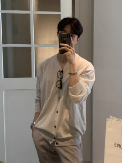 薄手カーディガン×インナーT×ベージュ系パンツコーディネート例