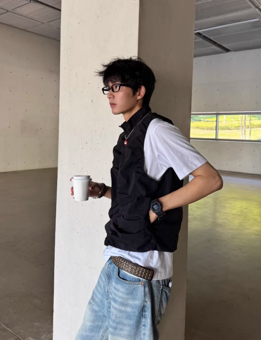 白Tシャツ×テックベスト×色落ちデニムコーディネート例