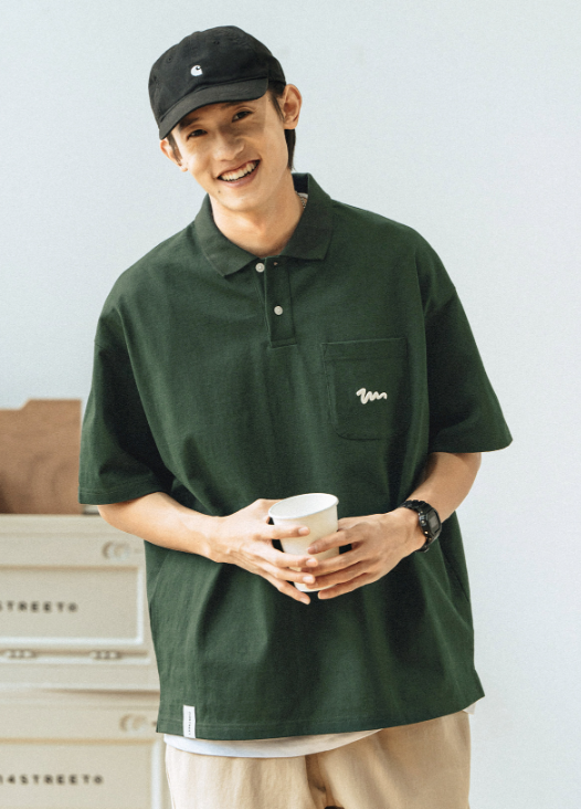 グリーン ポロTシャツポロシャツ × ワイドパンツ × キャップコーディネート例