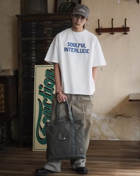 ブランドTシャツ×ワイドスラックス×キャップ×トートバッグコーディネート例