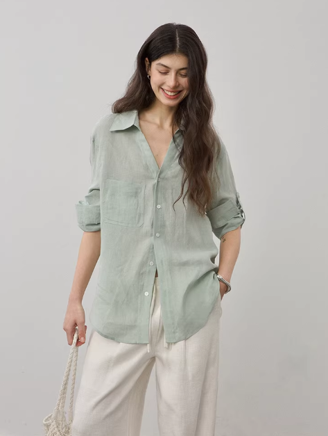 ミントシャツ×ベージュワイドパンツコーデコーデ例