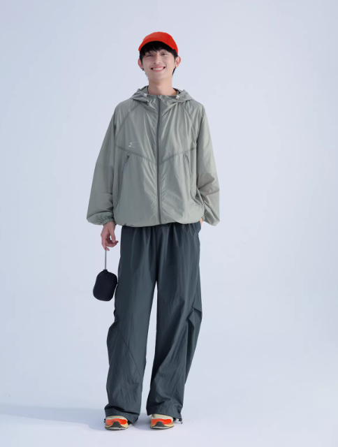 ナイロンフーディ×テックパンツ×赤キャップコーデコーディネート例