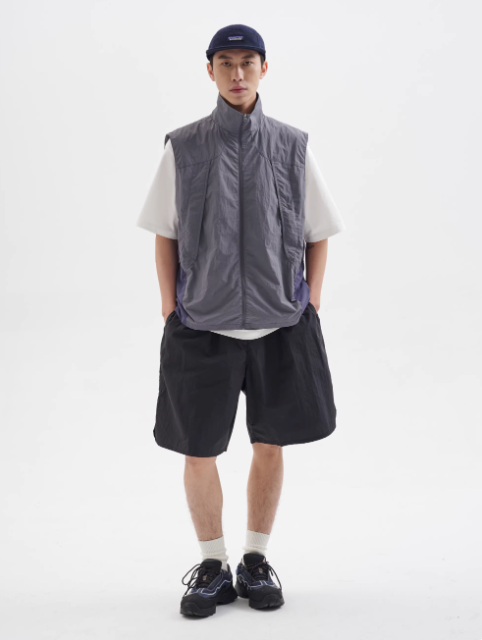 ナイロン軽量ベスト×Tシャツコーディネート例