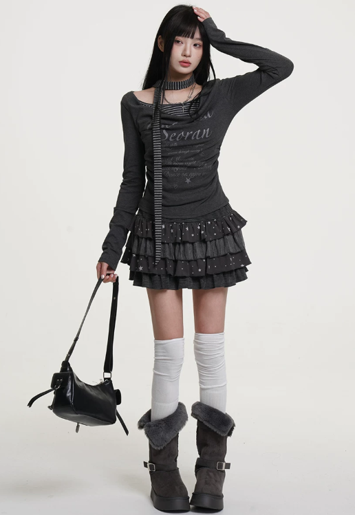 ロングスリーブトップス × ティアードフリルミニスカート × コンパクトショルダーバッグコーディネート例