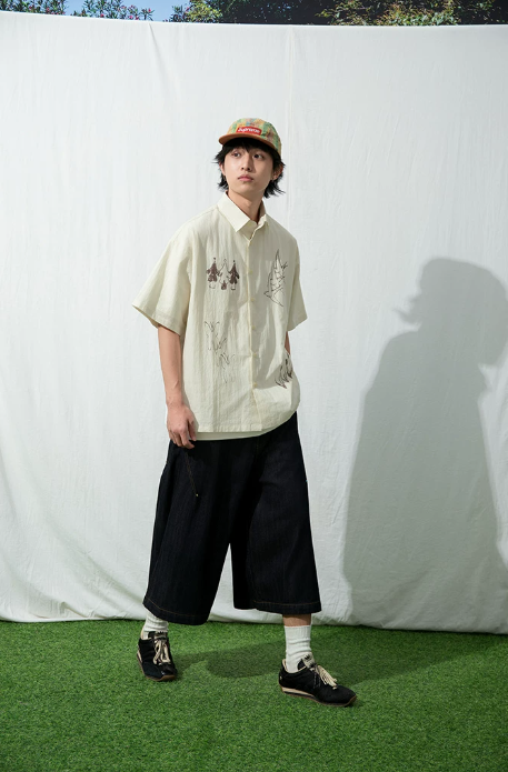 手描き風グラフィックシャツ × ワイドデニムハーフパンツ × スニーカーコーデ画像