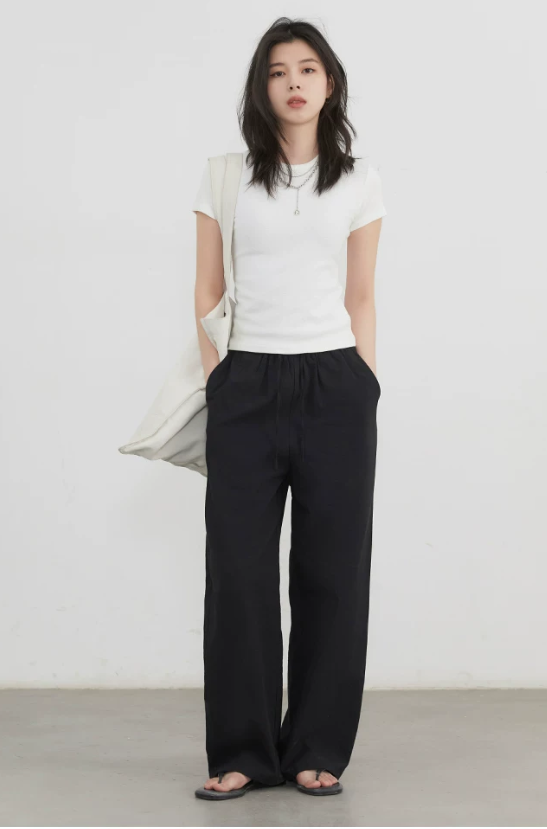 スリムフィットベーシックTシャツ×ワイドパンツ×サンダル×バックコーデ例