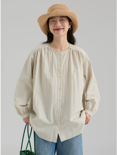 ラウンドネックコットンシャツ×デニム×麦わら帽子コーデ画像