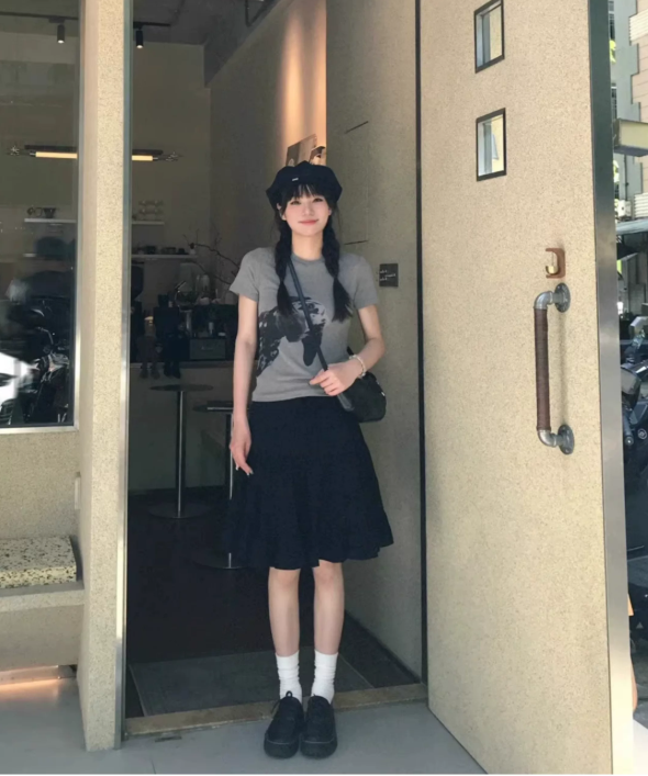 コンパクトTシャツ×ティアードスカート×ベレー帽×厚底シューズ コーデ例