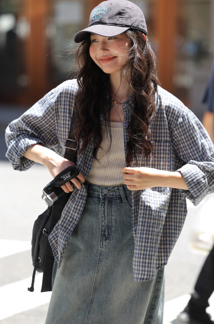 チェック柄シャツ×タンクトップ×デニムスカートコーディネート例