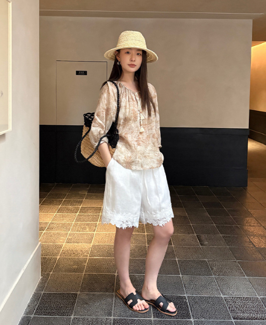 ペイズリー柄シャツ×レースショートパンツ×サンダル