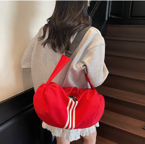 トリプルラインギョーザ型ショルダーバッグ商品画像
