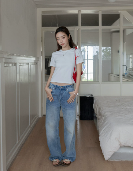 ホワイトTシャツ×ワイドデニム×サンダルコーディネート例